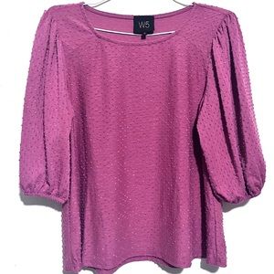 Beautiful blouse very well made, with super fresh fabric. In vintage pink color!